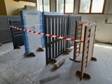 une pièce où il y a tout un tas de matériaux de construction par terre
