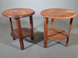 paire de tables d'appoint rondes en bois avec des pieds tournés