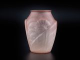 un vase rose sur lequel est représentée une femme