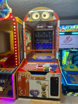 de nombreuses bornes d'arcade installées dans une salle