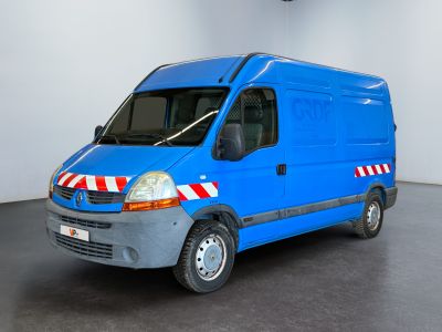 une camionnette bleue garée dans une pièce