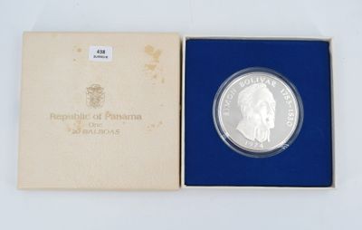 La pièce se trouve dans une boîte bleue sur fond blanc.