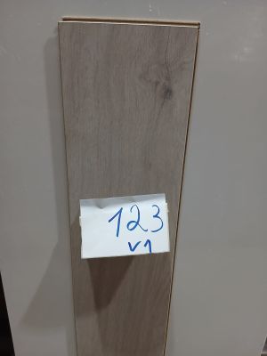 un gros plan sur un morceau de bois sur lequel est accrochée une étiquette de prix