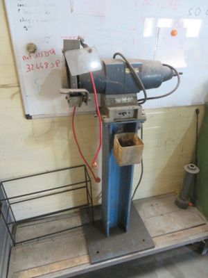 une machine posée sur un chariot dans une pièce