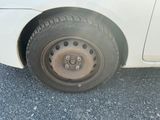 une voiture blanche qui a un pneu à plat