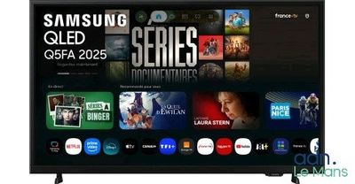 Le téléviseur Samsung QLED est présenté avec une série de films à l'écran