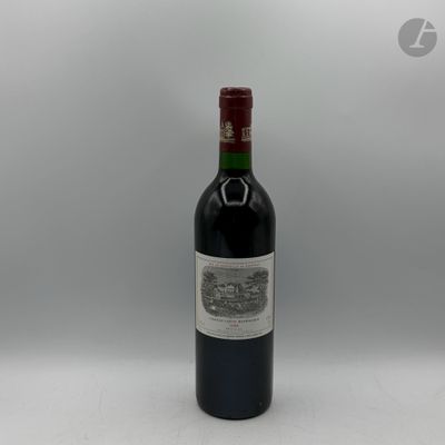 une bouteille de vin posée sur une table blanche