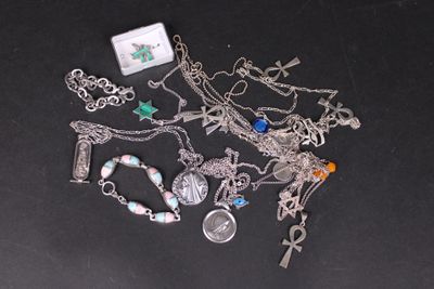 de nombreux bijoux en argent sur un fond noir
