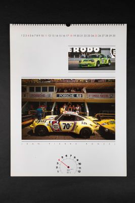 une image représentant un calendrier sur lequel figure une voiture de course jaune