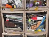 un grand nombre de boîtes empilées les unes sur les autres