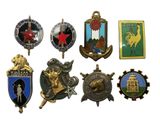 un grand nombre de badges sur une surface blanche