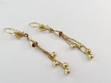 deux paires de boucles d'oreilles plaquées or ornées de perles pendantes