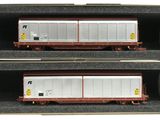 deux wagons qui se trouvent dans un box
