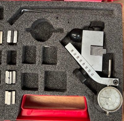 une boîte contenant un pied à coulisse, un outil de mesure et d'autres outils