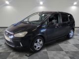 la photo d'une petite camionnette noire garée dans un garage