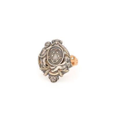 gros plan d'une bague en or et en argent sur fond blanc
