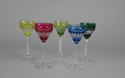 quatre verres à vin sont alignés sur une table