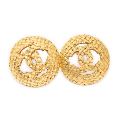 une paire de boucles d'oreilles Chanel en or