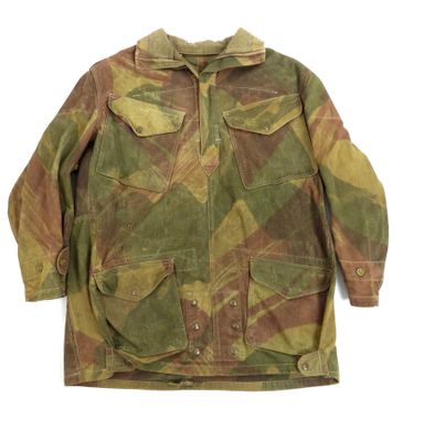 une vieille veste militaire sur fond blanc, avec un fond blanc