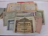 une pile de vieux papiers et de vieux certificats posée sur une table