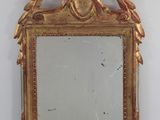 un miroir posé sur un pied dans la pièce