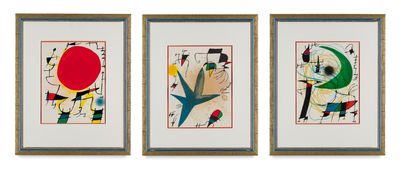 trois tableaux encadrés, de formes et de tailles différentes, accrochés à un mur blanc