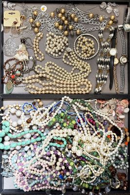 IMPORTANT lot de bijoux fantaisie en métal doré et argenté, …