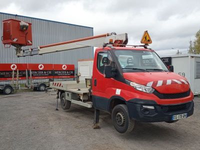 un camion rouge garé devant un bâtiment