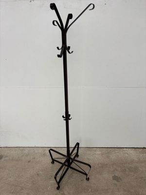 un porte-manteau en métal noir muni de quatre crochets