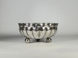 un bol en argent sur pied, muni de roulettes
