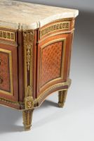 Importante commode à côtés cintrés en placage d'acajou à déc… (photo 2)
