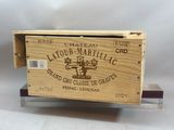 une boîte en bois portant une étiquette
