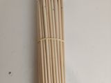 un tas de bâtonnets en bois posés sur une table