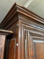 Armoire en noyer mouluré, corniche droite, pieds boule - XVI… (photo 2)