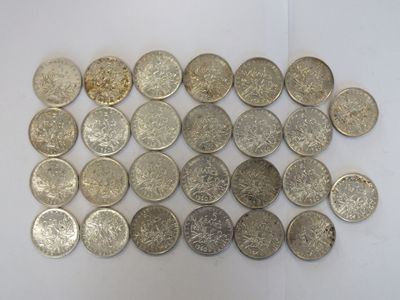 plusieurs types de pièces de monnaie sont disposés sur une surface blanche