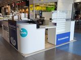 une photo d'un magasin avec un comptoir au milieu de la surface de vente
