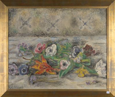 un tableau représentant des fleurs, encadré dans un cadre en bois, accroché au mur