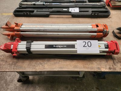 Plusieurs types d'outils différents sont posés sur une table dans un entrepôt.