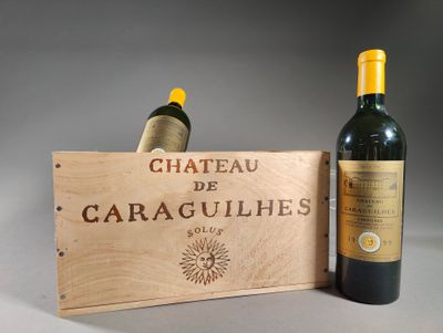 une caisse en bois contenant deux bouteilles de vin