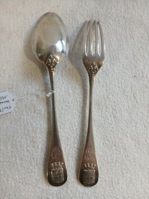 deux cuillères et une fourchette posées sur une table