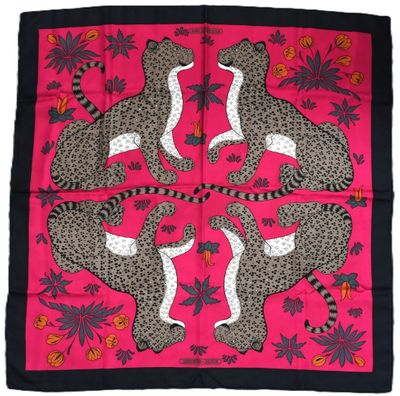 une écharpe rose et noire ornée de deux léopards