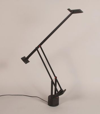 une image représentant une lampe de bureau noire sur fond blanc