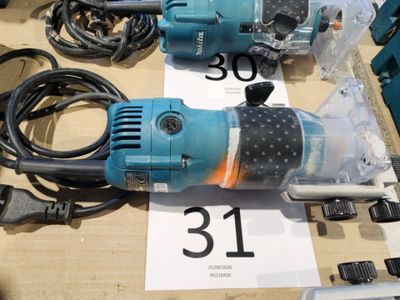 deux outils électriques posés l'un à côté de l'autre sur une table