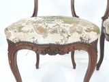 paire de chaises anciennes avec des coussins rembourrés à motifs floraux