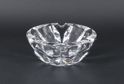 CRISTALLERIES DE LORRAINE Cendrier rond à décor taillé de ro…