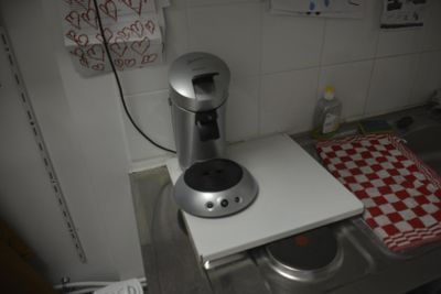 une cafetière posée sur le plan de travail d'une cuisine