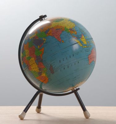 Globe terrestre à poser en tôle lithographiée, sur piétement…