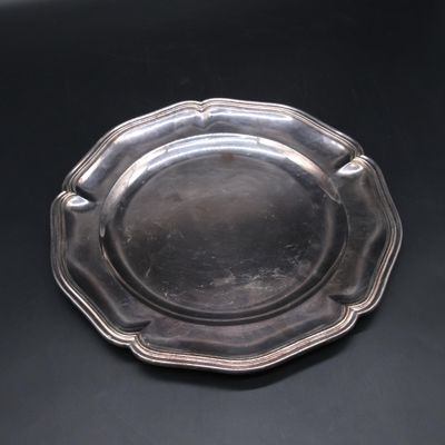 une assiette ancienne en argent sur fond noir