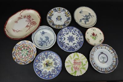 plusieurs assiettes à motifs différents sur une table