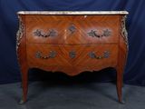 une commode ancienne avec dessus en marbre